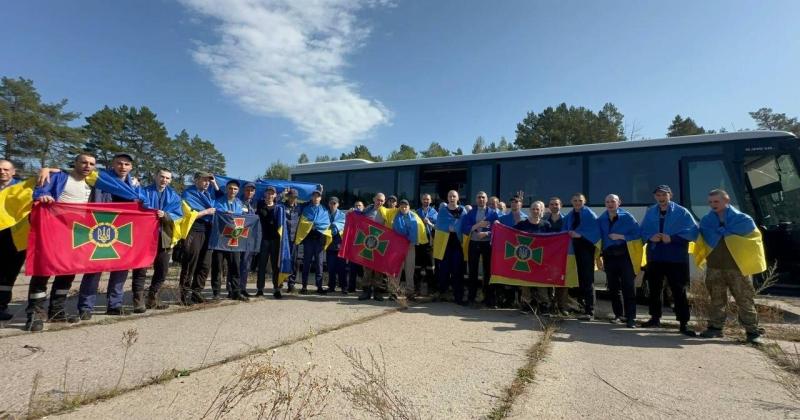 Серед звільнених сьогодні з полону - 51 співробітник міністерства внутрішніх справ, - повідомив Клименко. ФОТО