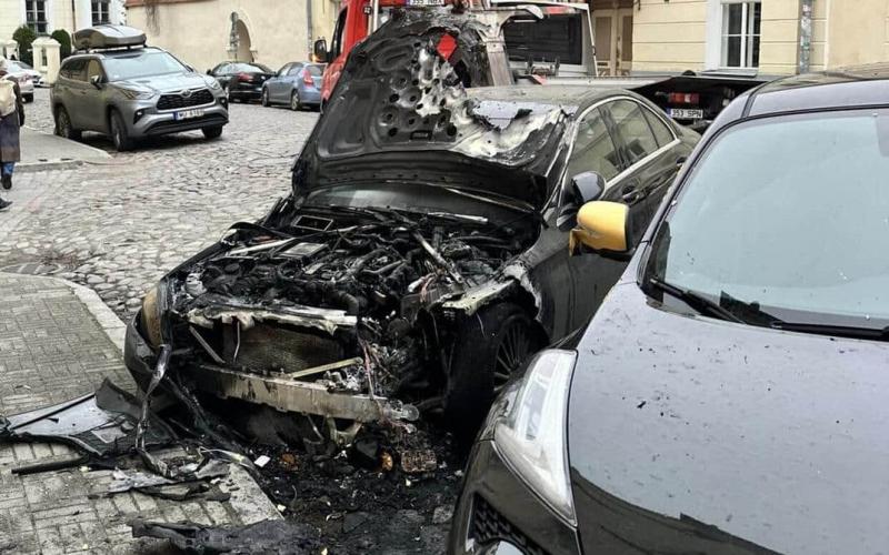 В Естонії правоохоронні органи затримали двох громадян Фінляндії, яких підозрюють у скоєнні підпалу автомобілів.