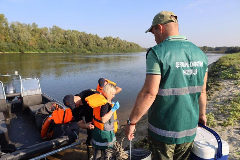 На річці Десна розпочали заходи з локалізації органічного забруднення, що потрапило з річки Сейм.