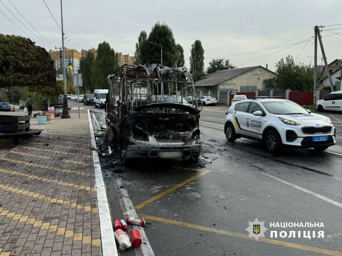 У передмісті Києва автобус спалахнув у полум'ї: водій помітив загоряння під час руху та встиг евакуюватися | УНН