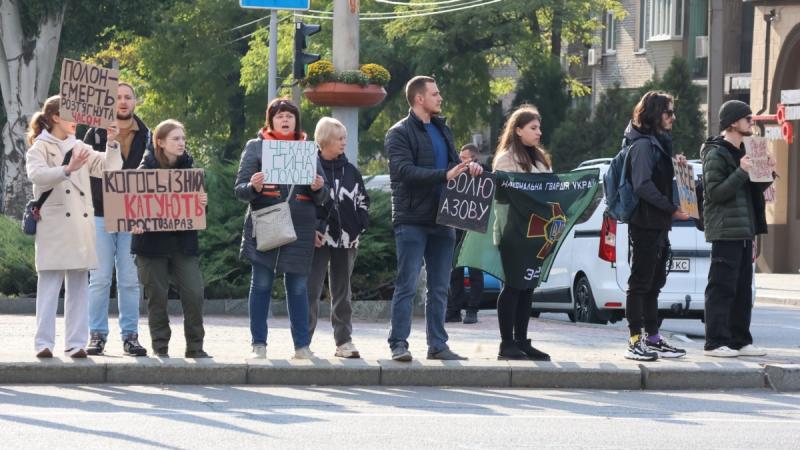 У Запоріжжі відбувся автопробіг та мітинг, щоб привернути увагу до ситуації українських військовополонених.