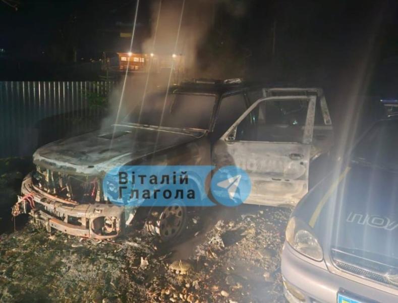 У карпатському селищі Закарпаття знищили вогнем два автомобілі поліції.